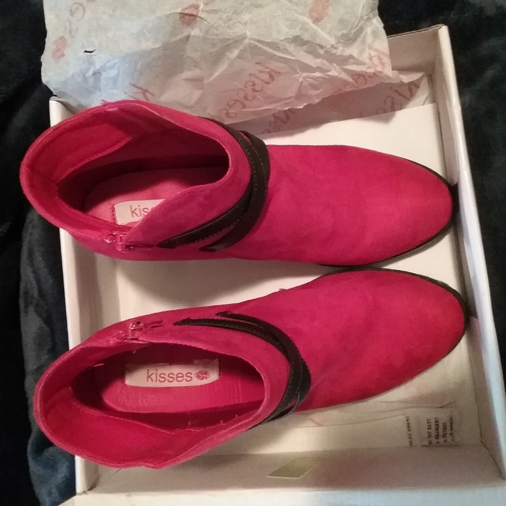 Kisses-Red Boots - Picture 4 of 5